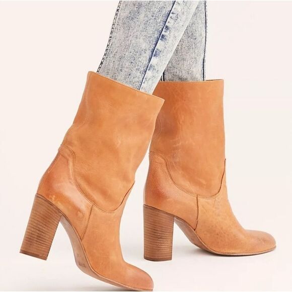 Free People Shoes - Free People Dakota Boot in Nappa New Ranch Croccantino